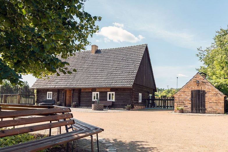 Ein großes Holzgebäude, der Schusterhof im Zentrum des sorbischen Ortes Trebendorf/Trjebin.