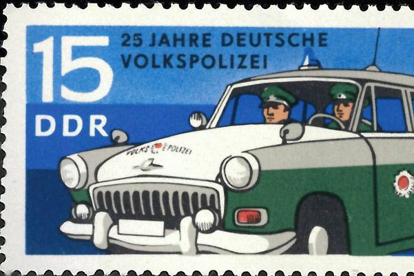 Eine DDR-Briefmarke mit dem Wert 15 Pfennige, auf dem ein Wagen der Volkspolizei zu sehen ist.