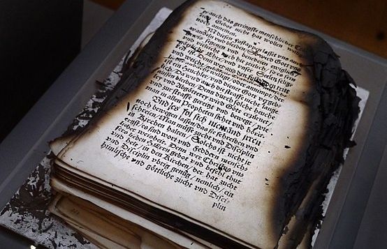Buch mit Brandspuren aus der Anna Amalia Bibliothek Weimar