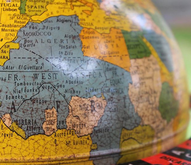 Symbolfoto für Kolonialismus zeigt einen historischen Globus mit Ausschnitt von Afrika