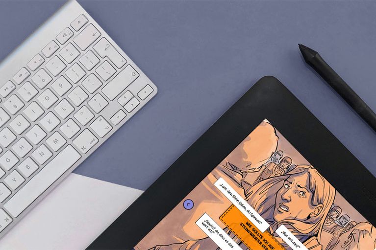 Ein Tablet zeigt einen Ausschnitt aus der Geschichts-App "Herbst '89", neben einer Tastatur.