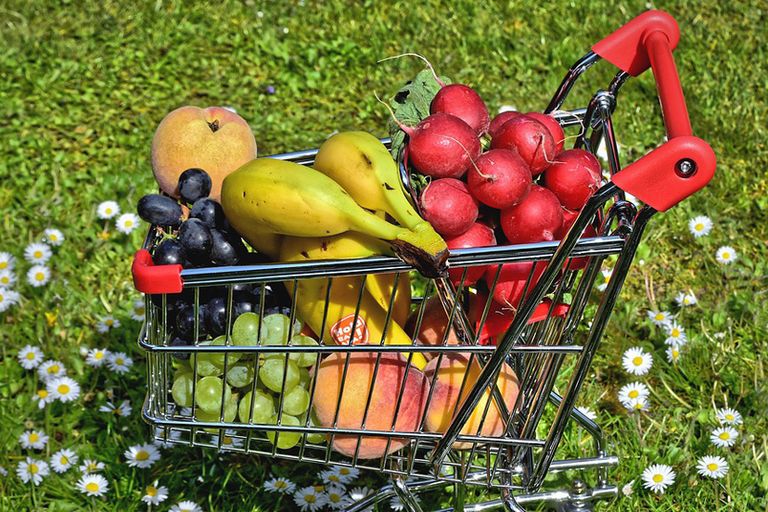 Symbolfoto für gesunde Ernährung: ein Einkaufswagen gefüllt mit Obst und Gemüse