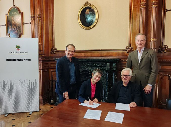 Das Foto zeigt die Unterzeichnung der Absichtserklärung – von links nach rechts: Andreas Silbersack, Sarah M. Whiting, Egidio Marzona, Arne Cornelius Wasmuth.