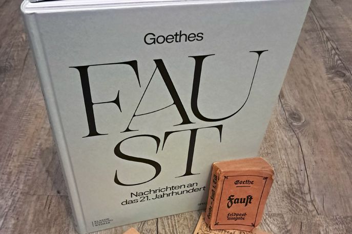 Der besprochene Band "Goethes Faust. Nachrichten an das 21. Jahrhundert" und diverse Faust-Ausgaben.