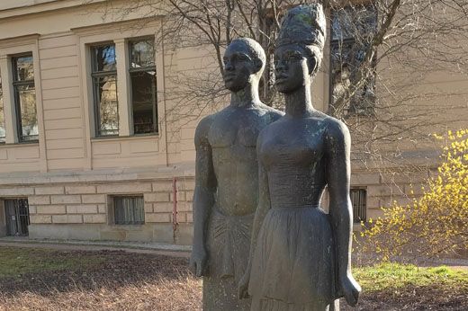 Ein Foto der Bronzeplastik Freies Afrika (1965) von Gerhard Geyer in Halle/Saale. 