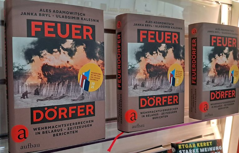 Exemplare des Buches „Feuerdörfer. Wehrmachtsverbrechen in Belarus – Zeitzeugen berichten“