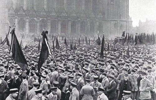 Ein historisches Schwarzweiß-Foto zeigt eine Menschenmenge auf dem Magdeburger Domplatz am 22. Februar 1925, bei dem ersten Jahrestag der Gründungsfeier für das Reichsbanner Schwarz-Rot-Gold.