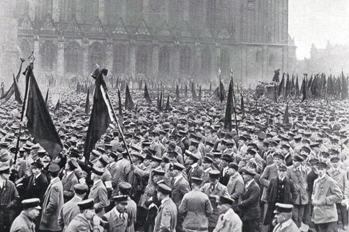 Ein historisches Schwarzweiß-Foto zeigt eine Menschenmenge auf dem Magdeburger Domplatz am 22. Februar 1925, bei dem ersten Jahrestag der Gründungsfeier für das Reichsbanner Schwarz-Rot-Gold.