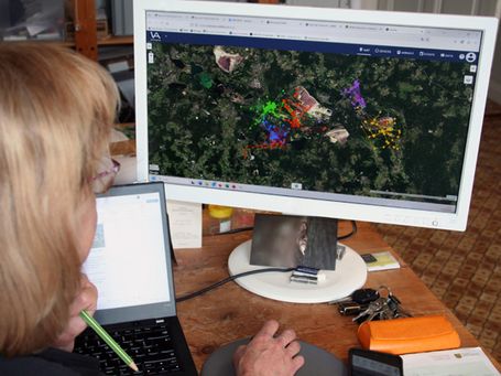 Biologin Ilka Reinhardt prüft Telemetriedaten zu Wölfen in der Region an einem PC-Monitor.