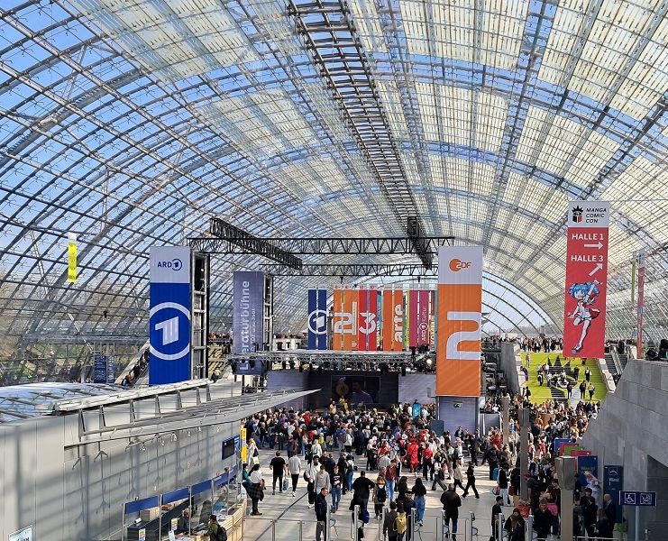 Blick in die Glashalle der Leipziger Messe mit Besuchern der Buchmesse 2026