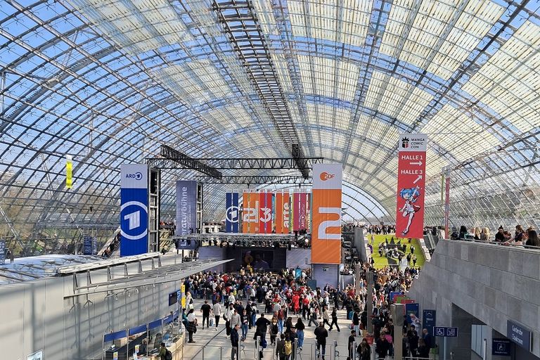 Blick in die Glashalle der Leipziger Messe mit Besuchern der Buchmesse 2026