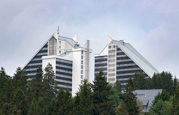 Ein Foto des Panorama-Hotels in Oberhof, das zu Zeiten der DDR errichtet wurde.