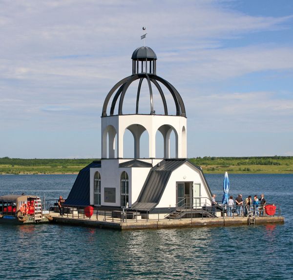 Schwimmende Kirchenkuppel VINETA, auf dem Störmthaler See, zur Erinnerung an das frühere Dorf Magdeborn.