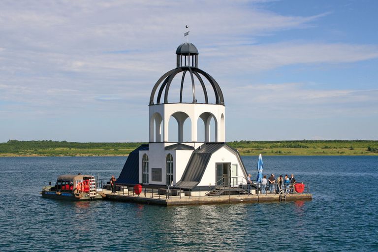 Die VINETA, „schwimmende Kirchenkuppel“ auf dem Störmthaler See, zur Erinnerung an das frühere Dorf Magdeborn.