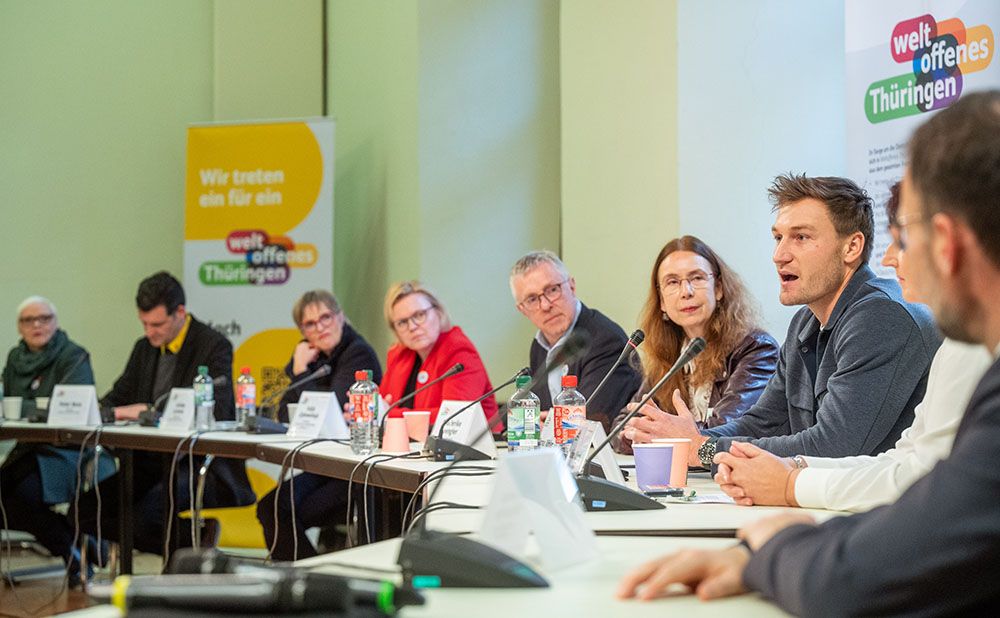 Ein Foto der Pressekonferenz zu „Weltoffenes Thüringen“ zeigt Prof. Peter Benz (BU Weimar), Dr. Ulrike Lorenz (Klassik-Stiftung Weimar), Katya Glybowskaja (Liga der freien Wohlfahrtpflege Thüringen), Ralf Finke (WELTOFFENES THÜRINGEN), Dr. Friederike Spengler (Regionalbischöfin Evangelische Kirche Mitteldeutschland) und Thomas Röhler (Olympiasieger Speerwurf).