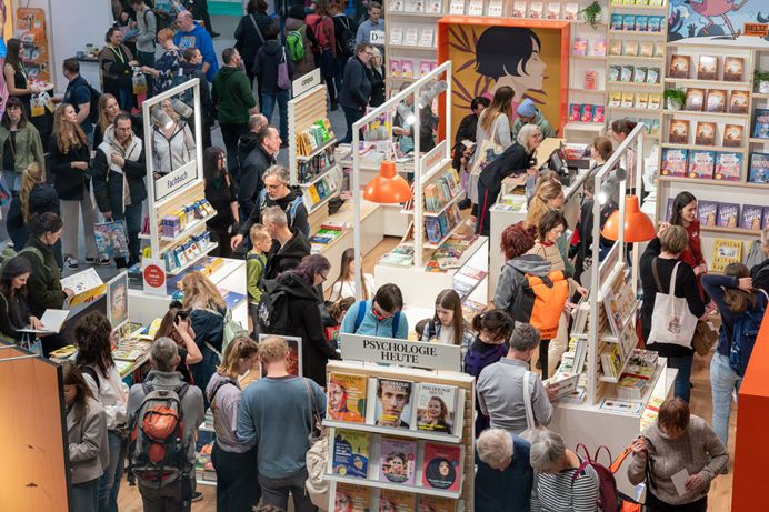 Impressionen von der Buchmesse Leipzig mit Blick auf einen gut besuchten Messestand