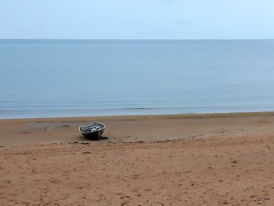 Symbolbild: Ruderboot an einem leeren Strand der Ostsee