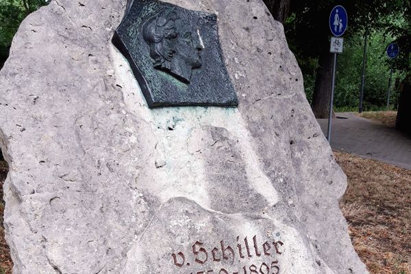 Schiller Gedenkstein in Jena mit den Lebensdaten des Dichters