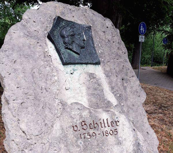 Schiller Gedenkstein mit den Lebensdaten des Dichters in Jena.