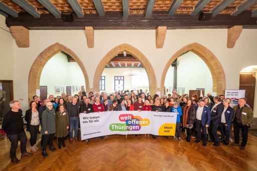 Gruppenfoto bei der Vorstellung der Initiative „Weltoffenes Thüringen“