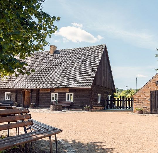 Ein großes Holzgebäude, der Schusterhof im Zentrum des sorbischen Ortes Trebendorf/Trjebin.