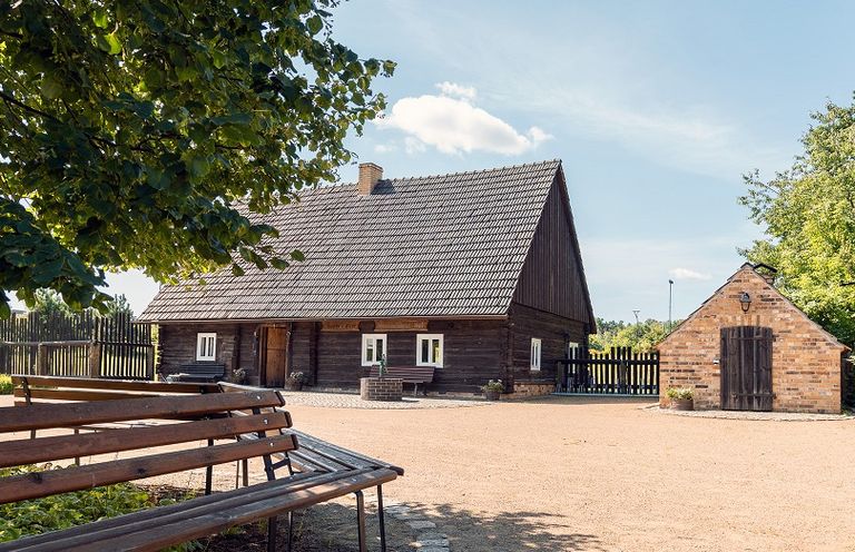 Ein großes Holzgebäude, der Schusterhof im Zentrum des sorbischen Ortes Trebendorf/Trjebin.