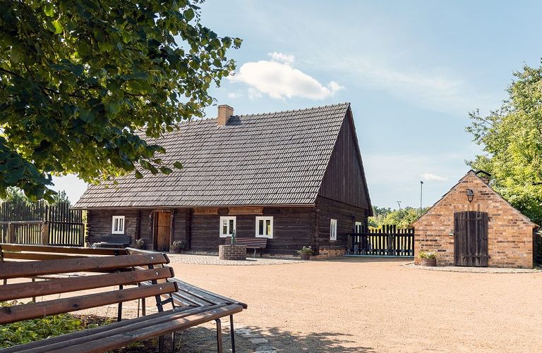Ein großes Holzgebäude, der Schusterhof im Zentrum des sorbischen Ortes Trebendorf/Trjebin.