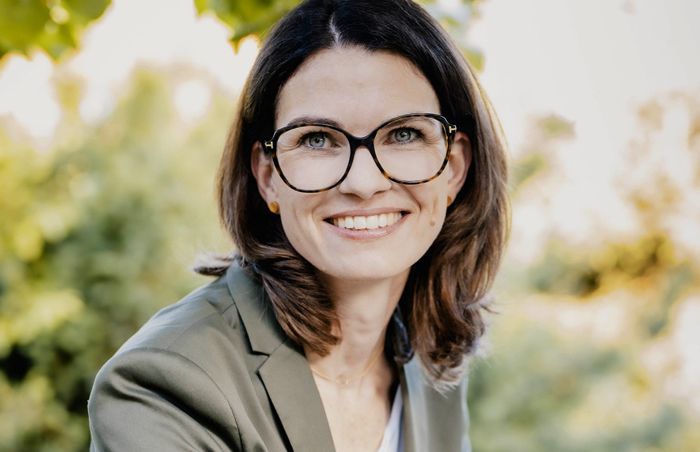 Ein Portraitfoto zeigt Prof. Dr. Cornelia Betsch vom „Institute for Planetary Health Behaviour“ Erfurt.