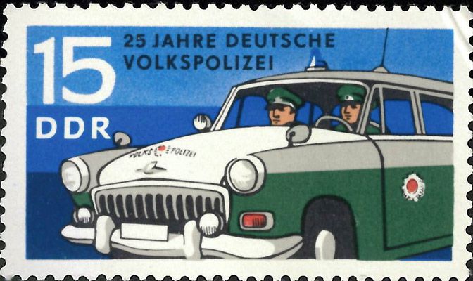 Eine DDR-Briefmarke mit dem Wert 15 Pfennige, auf dem ein Wagen der Volkspolizei zu sehen ist.