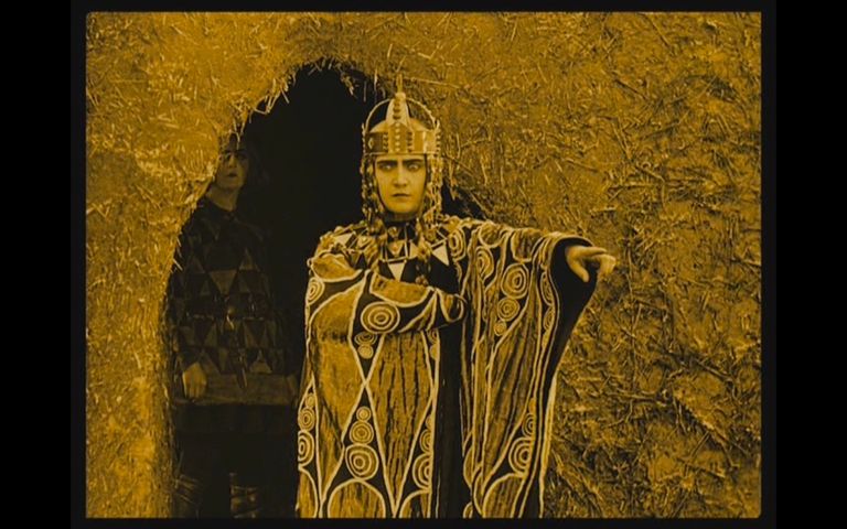Margarete Schön als Figur "Kriemhild": Szenenfoto aus "Die Nibelungen" von Fritz Lang