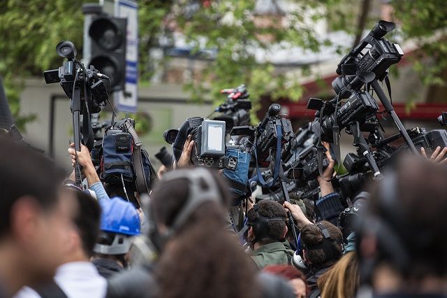 Symbolfoto zeigt Journalisten mit Kameras