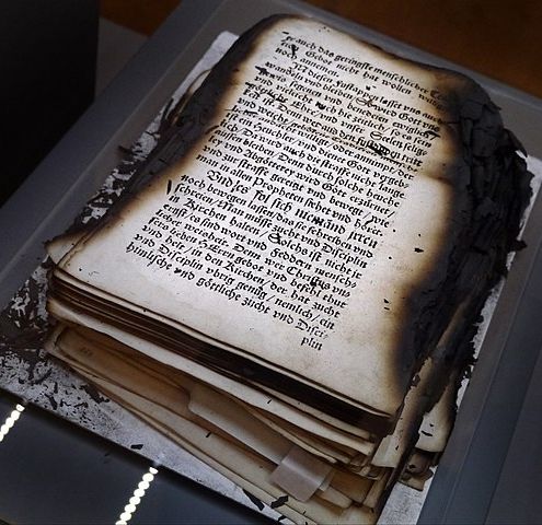 Anna-Amalia-Bibliothek - durch Brand weitgehend zerstörtes Buch