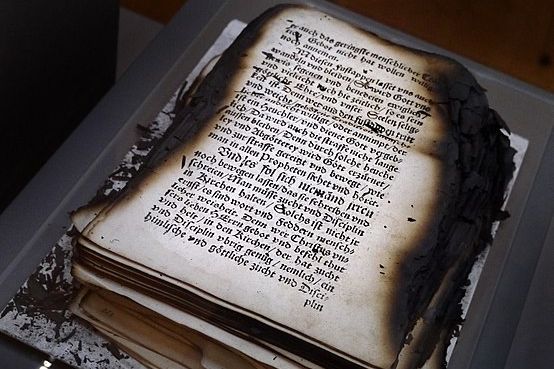 Brandspuren an einem Buch nach dem Feuer in der Anna-Amalia-Bibliothek in Weimar