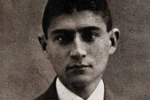 Eine Schwarzweiß-Fotografie von Franz Kafka um 1911 (Foto: wikicommons)