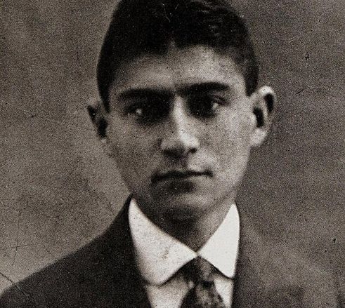Eine Schwarzweiß-Fotografie von Franz Kafka um 1911 (Foto: wikicommons)