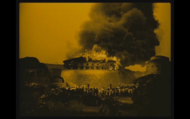 Brennende Burg von Etzel: Szenenfoto aus "Die Nibelungen" von Fritz Lang