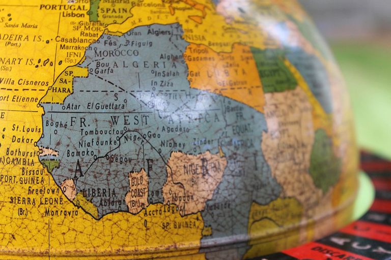Symbolfoto für Kolonialismus zeigt einen alten Globus mit Ausschnitt von Afrika